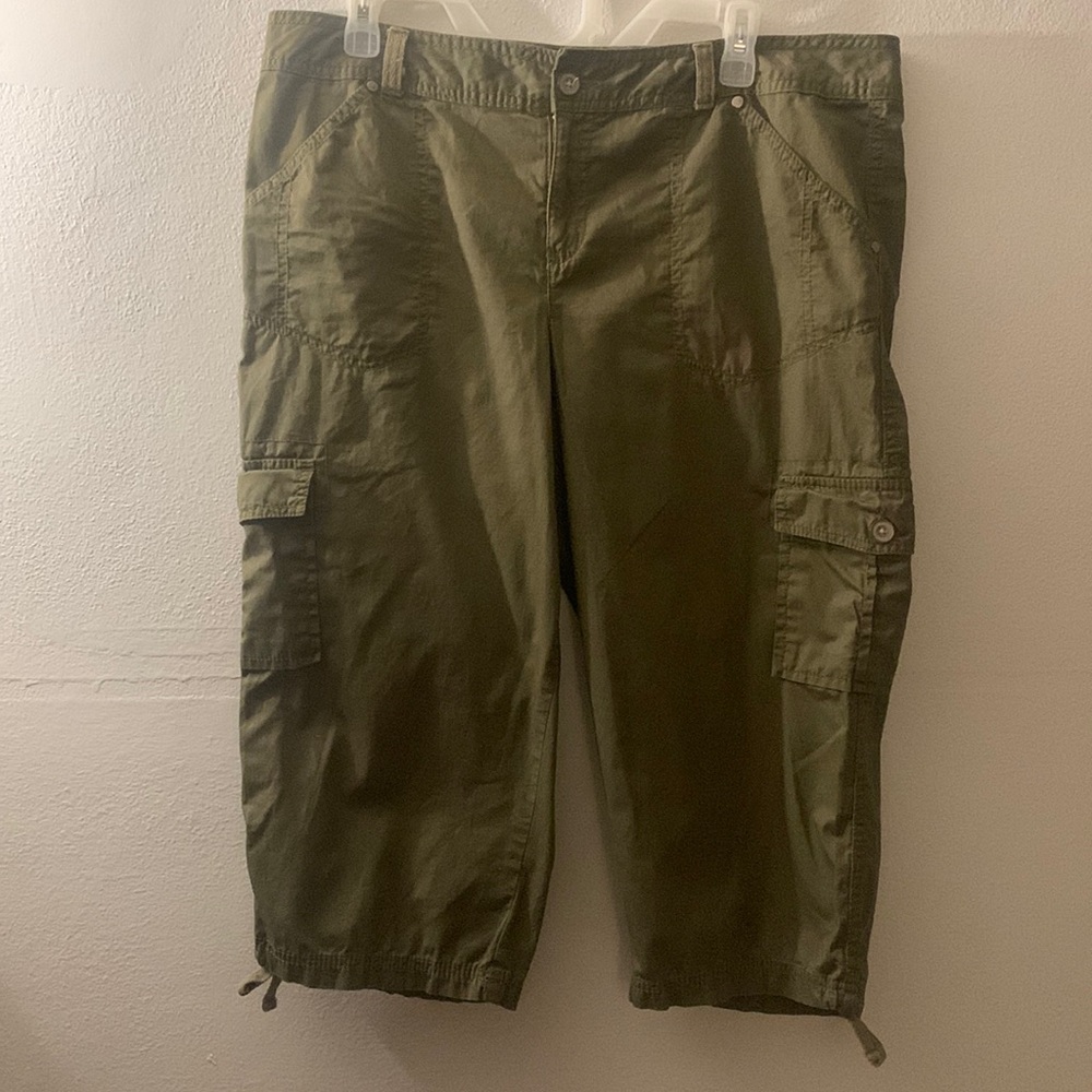 Faded Glory Capri pants with pockets.  Green.  Size 14 100% Cotton